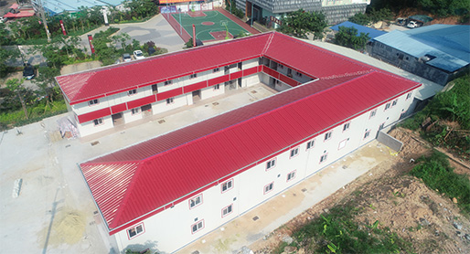 maison en t préfabriquée de luxe entourant l'immeuble de bureaux