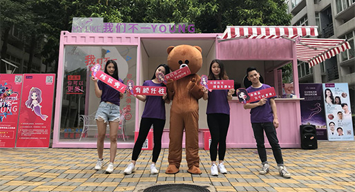 Service de conseil et de publicité personnalisé dans un conteneur rose